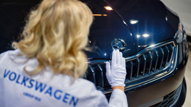 Až 10 platů na ruku a Tiguan k tomu. Takto se VW loučí se svými zaměstnanci v Rusku