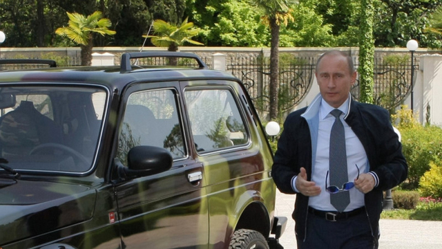 Vladimir Putin se přiznal k tomu, jaký vlastní majetek. Zveřejnil i výčet svých aut, je něco jako světec