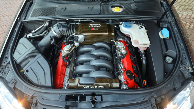 K mání je ještě krásně zachovalý poslední ostrý kombík s motorem V8 a ručním řazením, nic takového už se nevrátí