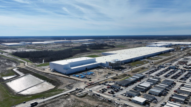 Ford dostal peníze, aby postavil továrny na baterky pro elektromobily. Teď se mu vše hroutí a musí je vracet