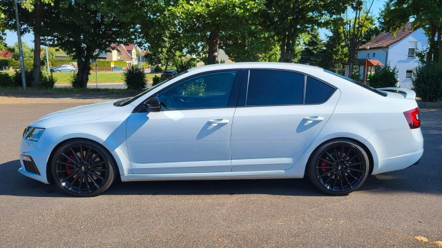 Sotva jetá Škoda Octavia s výkonem 417 koní je levná cesta k praktickému superautu, které nedá znát, co umí