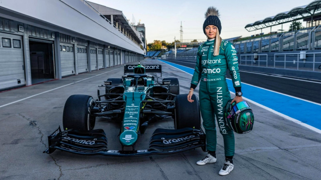 Do Formule 1 se po mnoha letech vrátila žena, proslula hlavně jako kaskadérka z bondovek