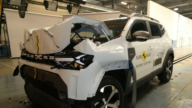 Nová Dacia Duster propadla v crash testu. A nebyla sama, proti zdi se rozjely také Škody Superb a Kodiaq či VW Passat
