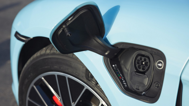Nejpomaleji dobíjející se elektromobily nejlépe ukazují, jak ohromně jsou vzdálené jsou od možností i těch nejhorších spalovacích aut