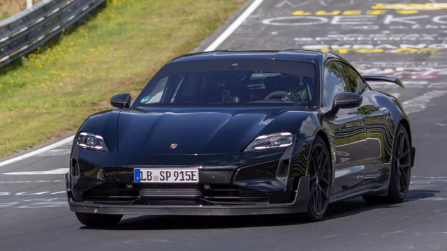 Porsche ukázalo marnost 1914koňového elektrického sporťáku, jeho čas z Ringu skoro vyrovnalo slabším a levnějším autem pro čtyři