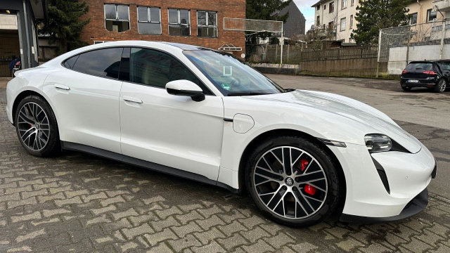 Bizár dne: Ojeté Porsche Taycan koupíte po obří ztrátě hodnoty levněji než Audi e–tron GT, které z něj vzešlo
