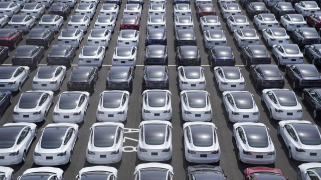 Ojeté elektromobily dál trápí obrovský propad hodnoty, majitelé Tesel přišli za půl roku o statisíce