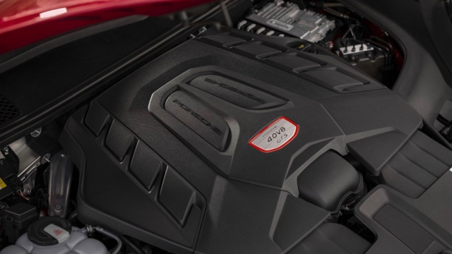 Porsche pořád umí jít proti proudu, v roce 2024 rozšířilo nabídku aut s ryzími motory V8 o další model