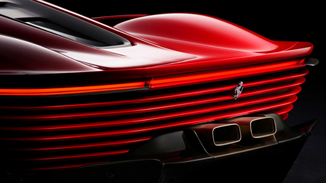 Upravená specialita Ferrari s motorem V12 bez turba láká zvukem, ze kterého se vám rozklepou kolena