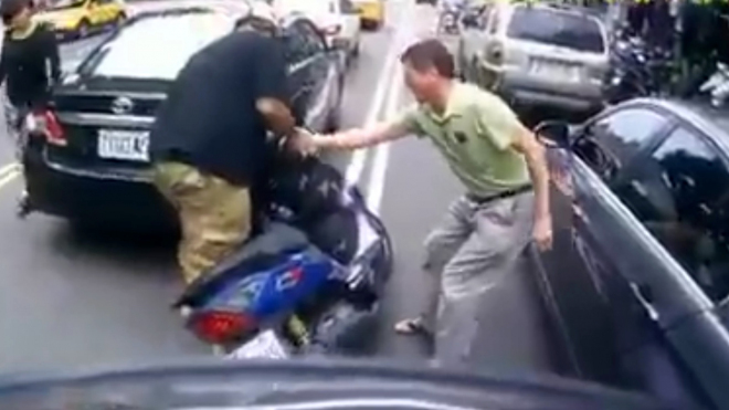 Tohle je důkaz, že na silnici je někdy nejlepší starat se hlavně o sebe (video)