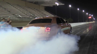 Unikátní Rolls-Royce užívající si sprint či burnout se nevidí každý den (video)