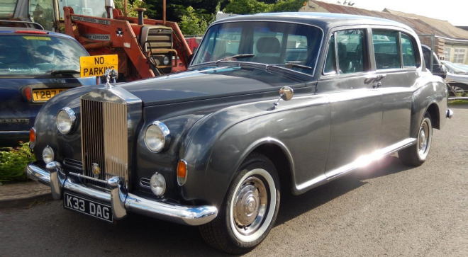 Je libo Rolls-Royce s dieselem a 4x4, když už to má i Bentley? Existuje, tady je