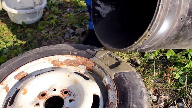 Co se stane, když pneumatiky auta naplníte betonem? Rus dal takové na starou Ladu