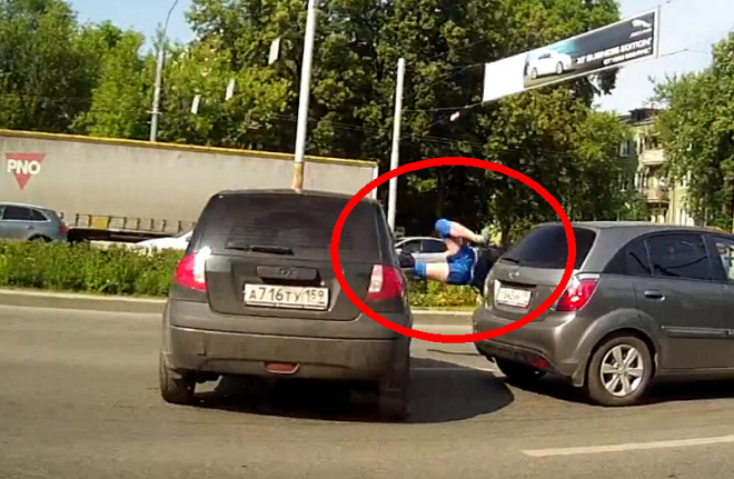 Ruskem na motorce bez helmy? Klidně, ale musíte umět bourat (video)