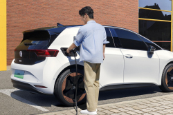 Prodeje elektromobilů už se hroutí i v Číně, tržní podíl německých automobilek bere dech