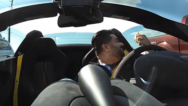 Soutěživý řidič ignoroval upozornění na policejní auto opodál, rychle na to doplatil