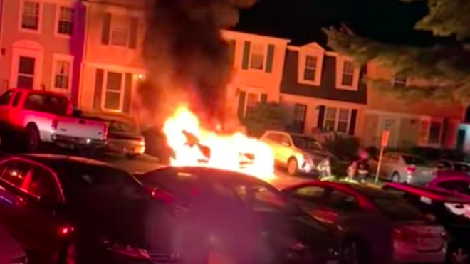 Řidič se nočním vytáčením sporťáku protúroval až jeho úplnému shoření