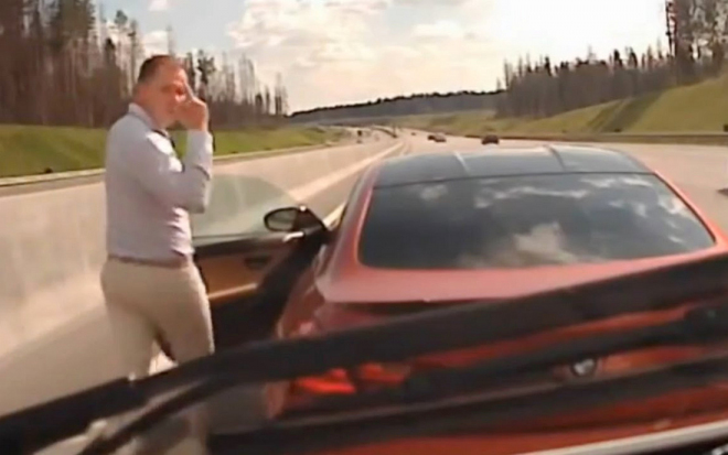 Tohle je ruský idiot roku, s BMW M6 vybrzďoval na dálnici houkající sanitku (video)