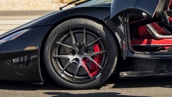 Už se ví, jaké pneu mělo nejrychlejší auto světa, 533 km/h neměly zvládnout žádné