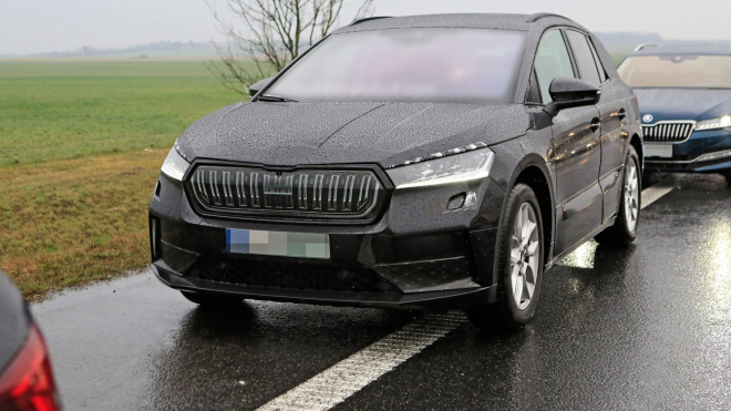 Škoda Enyaq nafocena při testech vedle Octavie a Superbu, je to pořádný kus auta