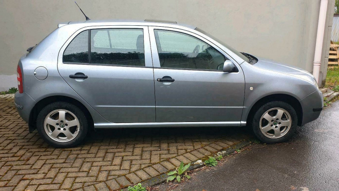 Skoro nejetá Škoda Fabia I ještě s pořádným motorem a výbavou je k mání za docela mrzký peníz