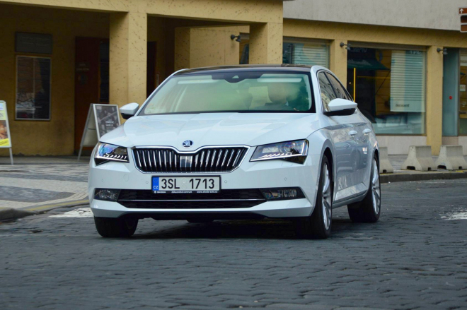 Nová Škoda Superb poprvé nafocena na ulici, vypadá docela impozantně