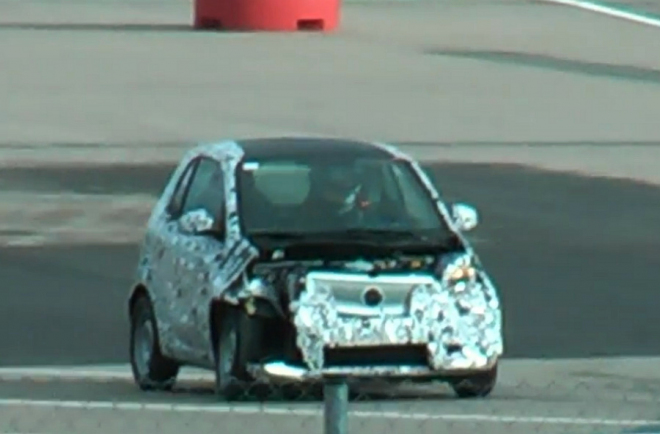 Daimler připravuje nový Smart na těžký život, při testech ho prakticky likviduje (video)