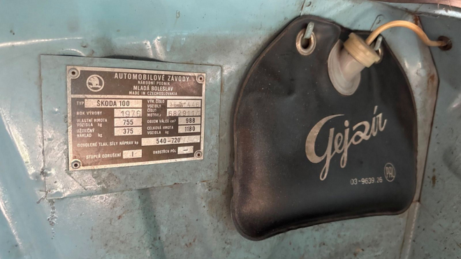 K mání je dodnes kompletně originální a krásně zachovalá Škoda 100 po teprve 2. majiteli, je to stroj času přímo do roku 1976