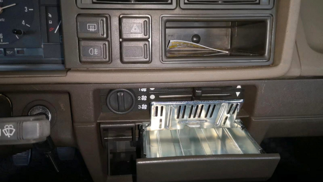 Poslední nová Škoda ještě netknutá VW je k mání jako dodnes zánovní auto, za všechny ty roky v ní nikdo nepoužil ani popelník