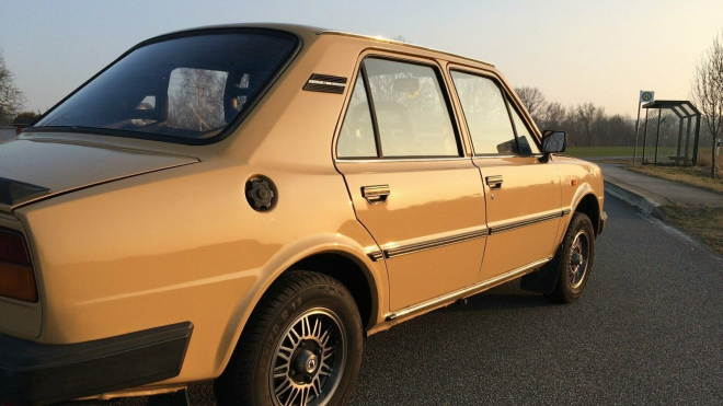 K mání je vývozní Škoda 130, která denně létala po Autobahnu, má mimořádnou historii, stav i cenu