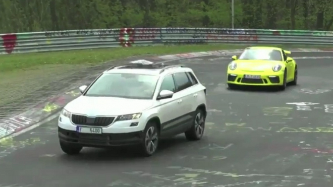 Škoda Karoq byla nachytána na Ringu, rozdala si to i s Porsche 911 GT3 (video)