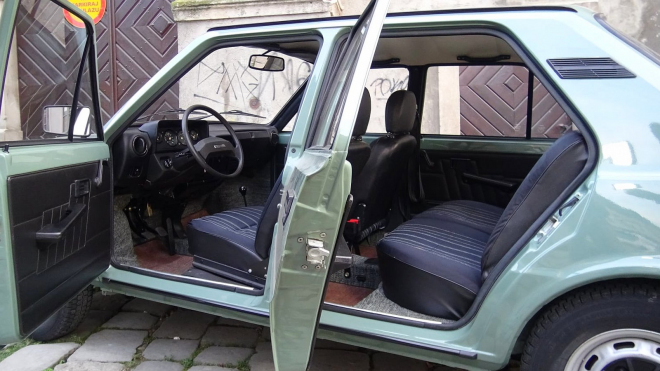 K mání je dodnes zánovní Škoda 120, má stále původní pneumatiky z roku 1988