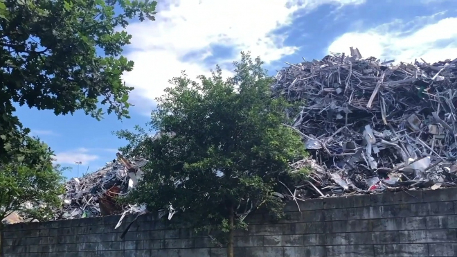 Obří sběrna surovin sloužila jako ještě větší pračka peněz, uvnitř našli i cenné Ferrari