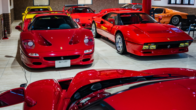 Nejúžasnější sbírka aut v Japonsku patří muži, který se jmenuje jako jeden z vozů