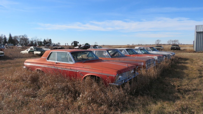 Muž schovával na obří farmě ohromující sbírku aut. Zemřel, teď je celá na prodej