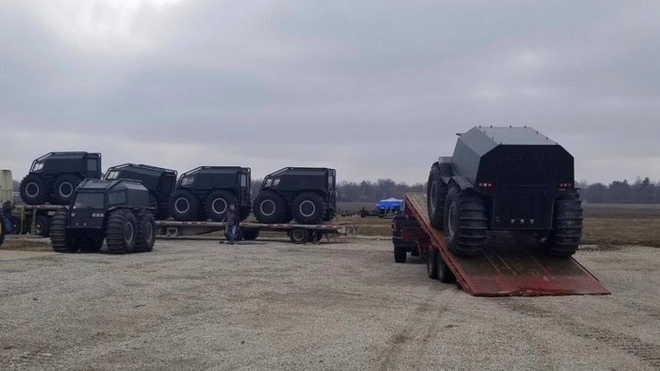 Invaze nezastavitelných ruských off-roadů zaplavila Chicago, ale s dobrými úmysly