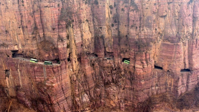 Jednu z nejděsivějších silnic světa vysekali do skalnatého masivu bez jediného stroje