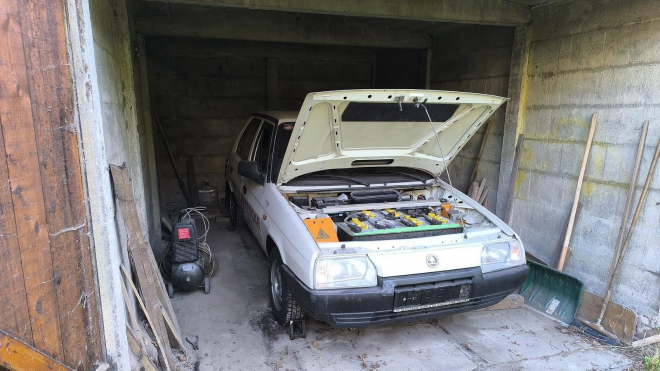 Garáž vydala poklad v podobě sotva jetého prvního elektromobilu Škody. Dnes zapomenutý propadák nevznikl ani ve 20 kusech