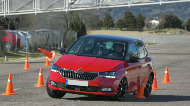 Starší Škoda Fabia v testu jízdních vlastností pokořila úplně nový VW Polo