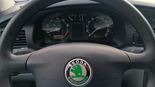 K mání je dodnes nejetá původní Škoda Octavia po jediném majiteli. Vzhledem ke své historii stojí skoro drobné