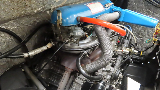 K mání je exportní Škoda Rapid 136 ve stavu nového auta, jedna z posledních vyrobených. I z jejího motoru by šlo svačit