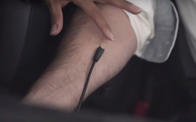 Škoda si střílí ze zákazníků, s Fabií se prý mohou kabelem propojit osobně (video)