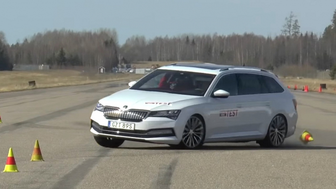 Hybridní Škoda Superb selhala v losím testu, i když v něm běžné modely excelují