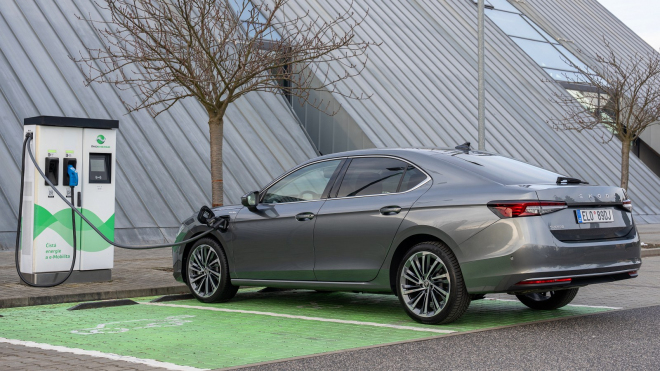 Manažeři už dvou automobilek říkají, že plug-in hybridy jsou „fejk” a „to nejhorší”. Najednou...