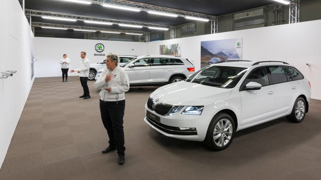 Podívejte se, jak teď Škoda prodává auta. Připomíná to trochu jiné služby