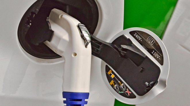 Smutné konce ojetých elektromobilů už po jednotkách let vrhají světlo na ekonomiku i ekologii jejich provozu