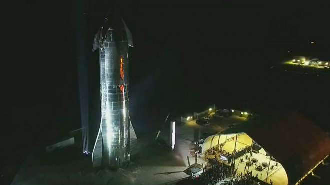 Elon Musk poprvé ukázal obří vesmírnou loď, která má odvézt první lidi na Mars