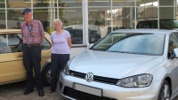 Starší pár přijel k dealerovi VW pro nový Golf. Podívejte se, co nechal na protiúčet