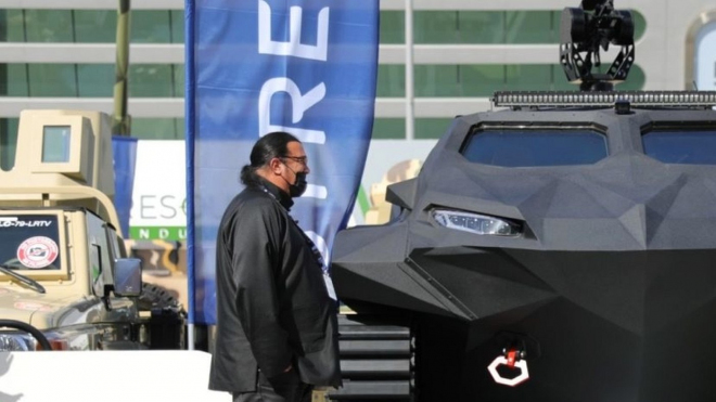 Steven Seagal spojil své jméno s autem, drsným obrněným speciálem z Ukrajiny