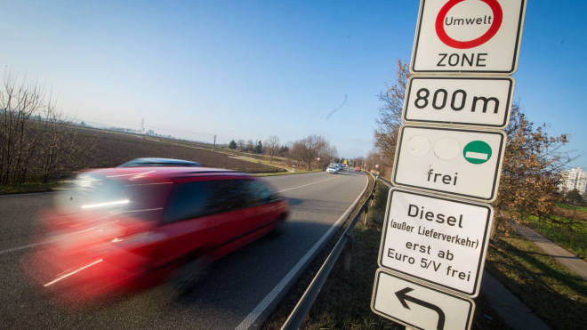 Policie nasadila korunu německým zákazům dieselů, země je dál rozpolcená